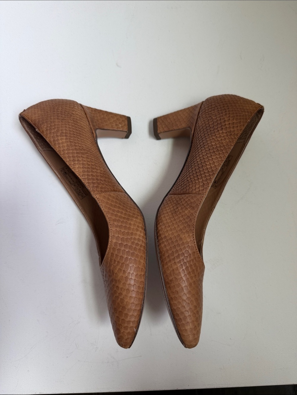 Vionic Tan Textured Pointed-Toe Pumps | 8.5 - Picture 4 of 9